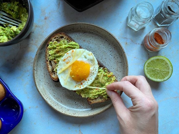 Um prato contendo avocado toats com ovo.