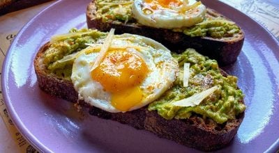 Avocado toast com ovo