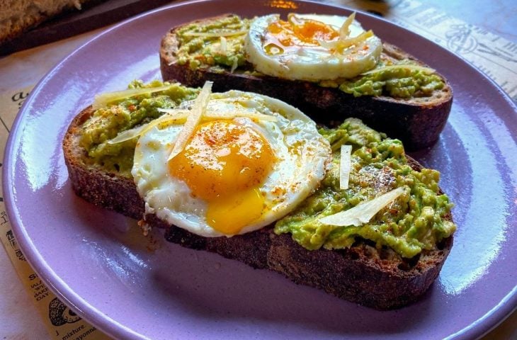 Avocado toast com ovo