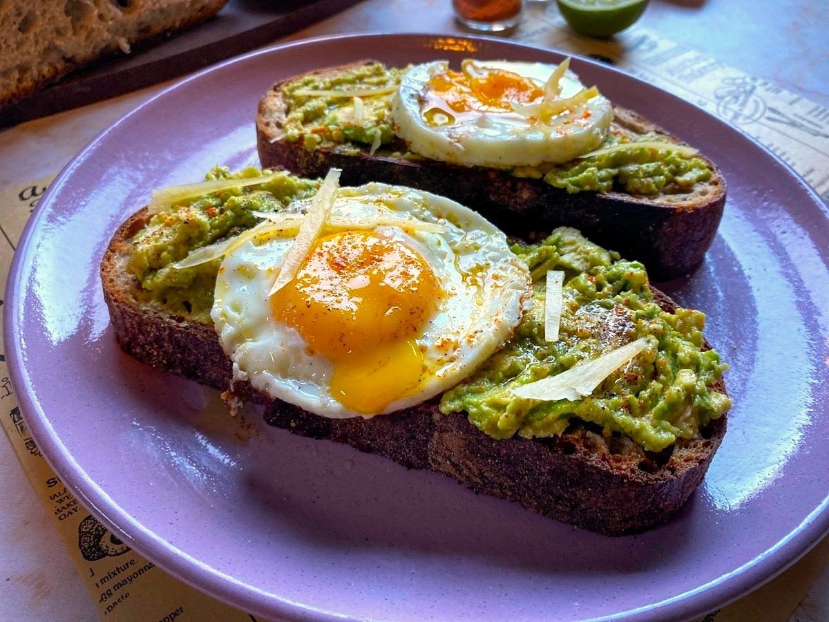 Avocado toast com ovo