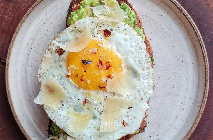 Avocado toast com ovo