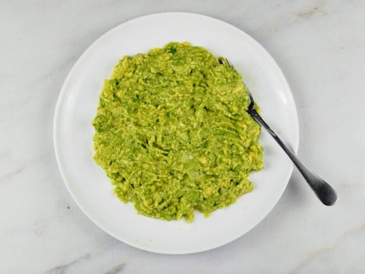 Polpa do avocado amassada em um prato.
