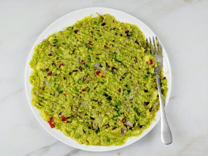 Ingredientes adicionados e incorporados ao avocado amassado.