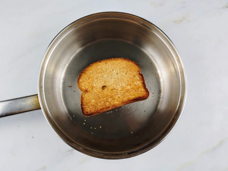 Pão tostado na frigideira.