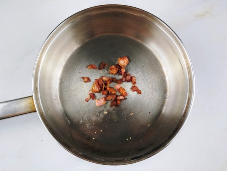 Bacon em cubos colocado na frigideira.