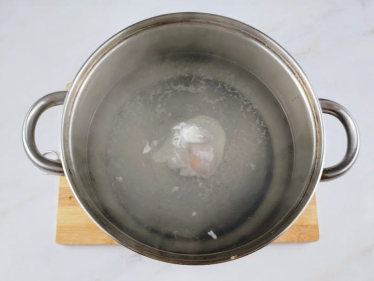 Ovo colocado em panela com água fervente.