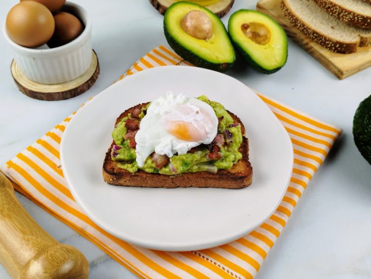 Avocado toast com ovo poché pronto para consumo.