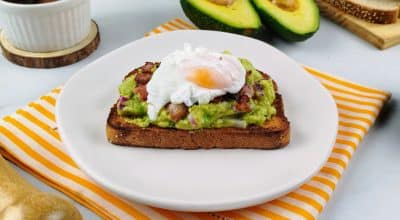 Avocado toast com ovo poché