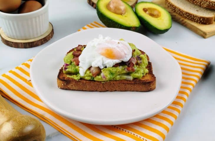 Avocado toast com ovo poché