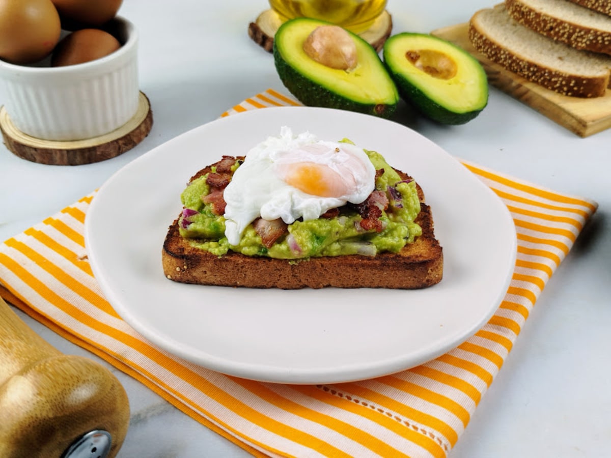 Avocado toast com ovo poché