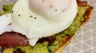 Avocado toast com ovo poché