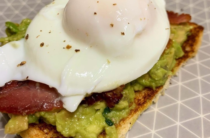 Avocado toast com ovo poché