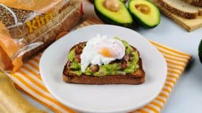 Avocado toast com ovo poché
