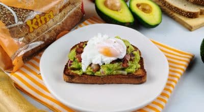 Avocado toast com ovo poché