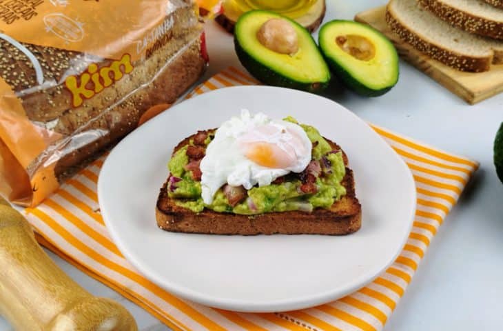 Avocado toast com ovo poché