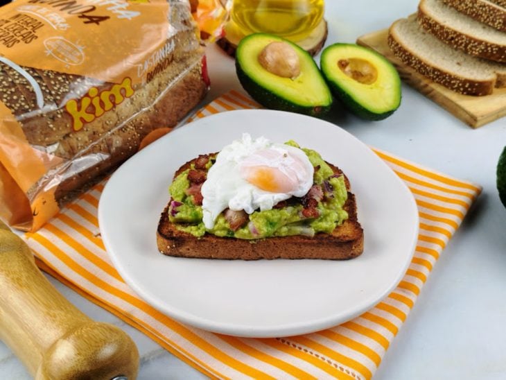 Avocado toast com ovo poché pronto para consumo.