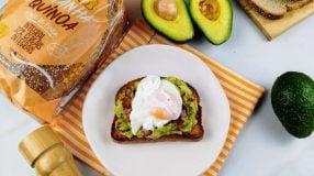 Avocado toast com ovo poché