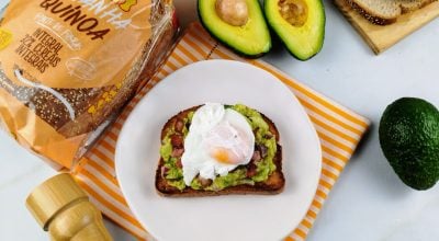 Avocado toast com ovo poché