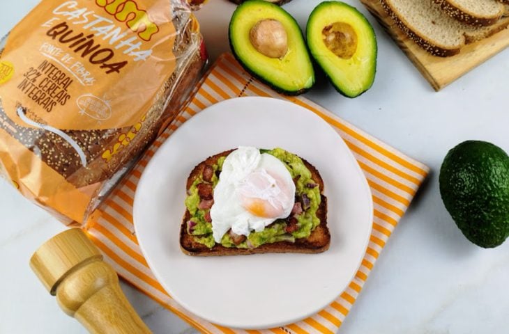 Avocado toast com ovo poché