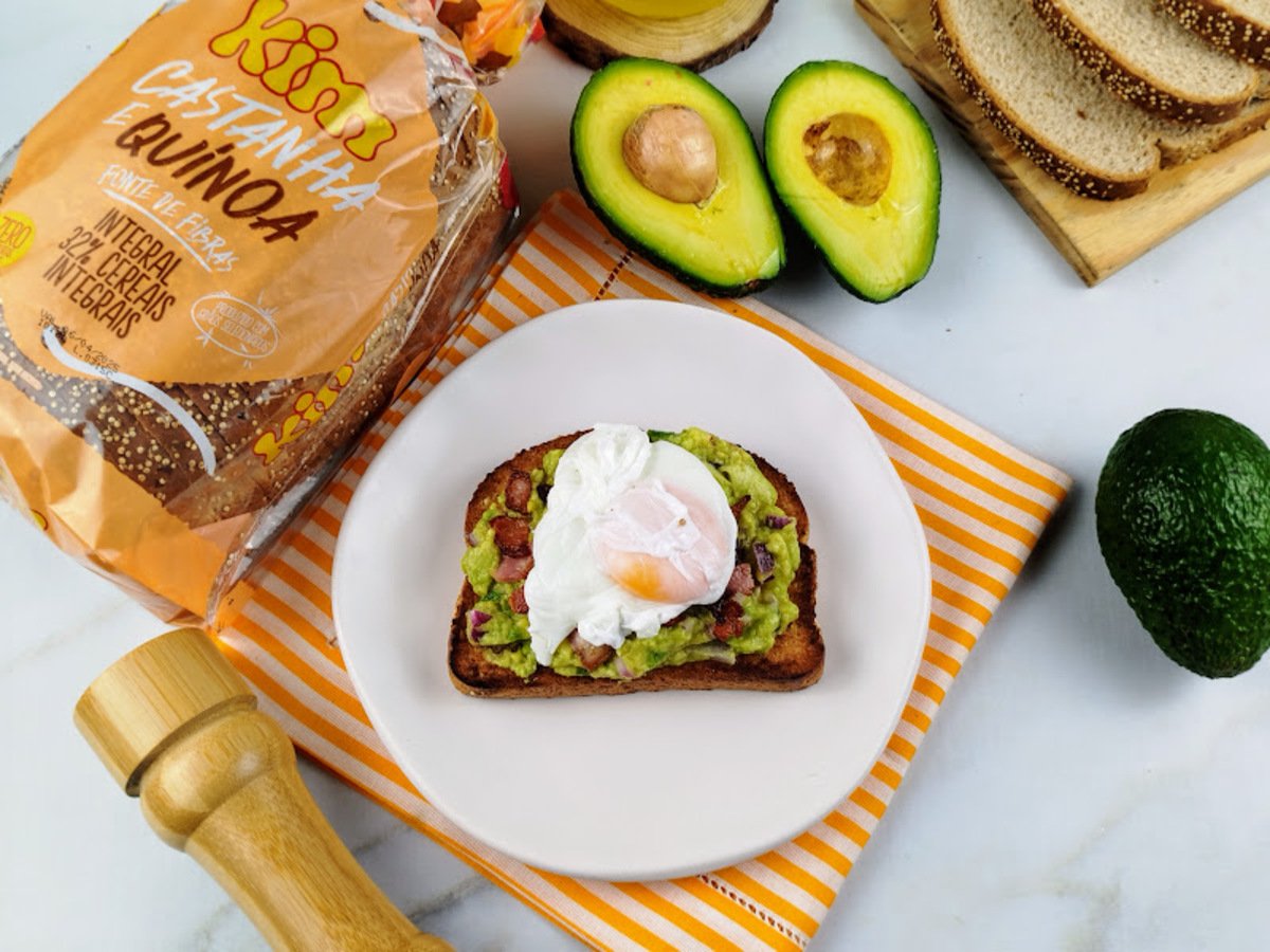 Avocado toast com ovo poché