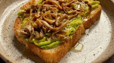 Avocado toast com shimeji