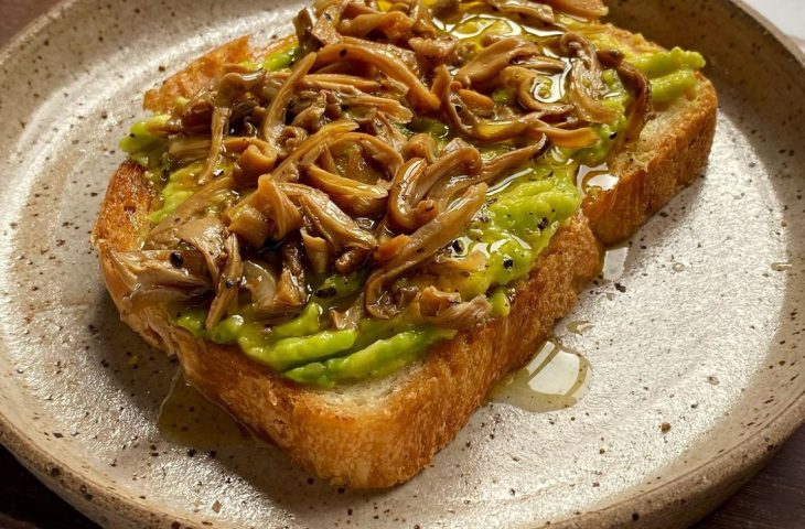 Avocado toast com shimeji