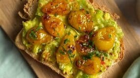 Avocado toast com tomate-pera