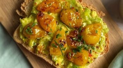 Avocado toast com tomate-pera