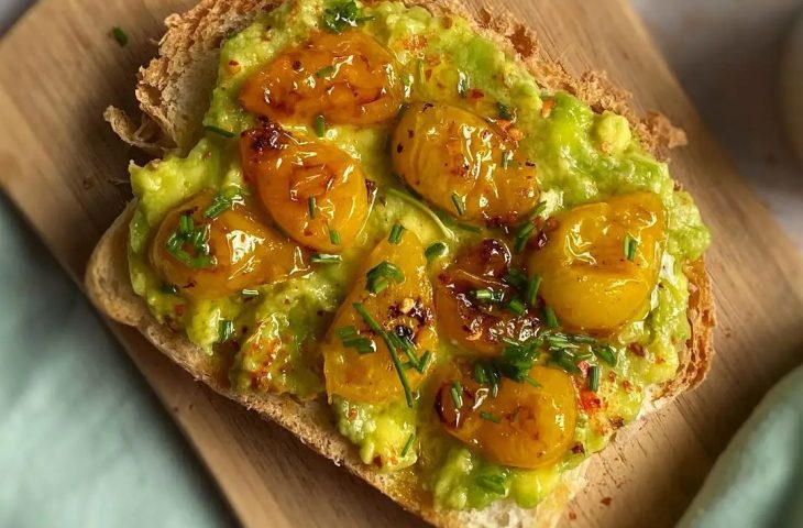 Avocado toast com tomate-pera