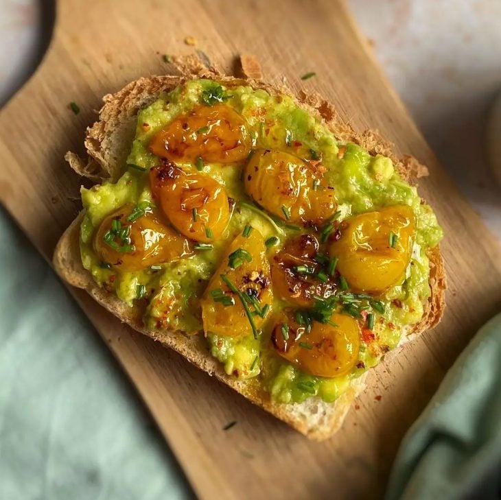 Avocado toast com tomate-pera