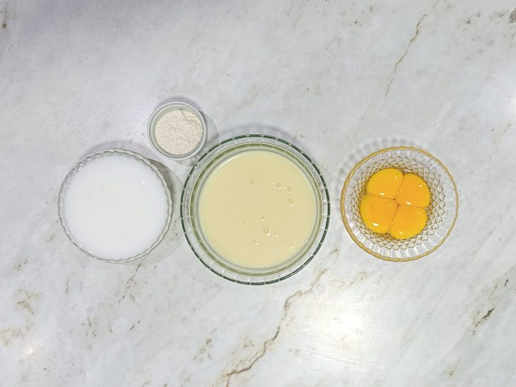 Ingredientes separados sobre a bancada.