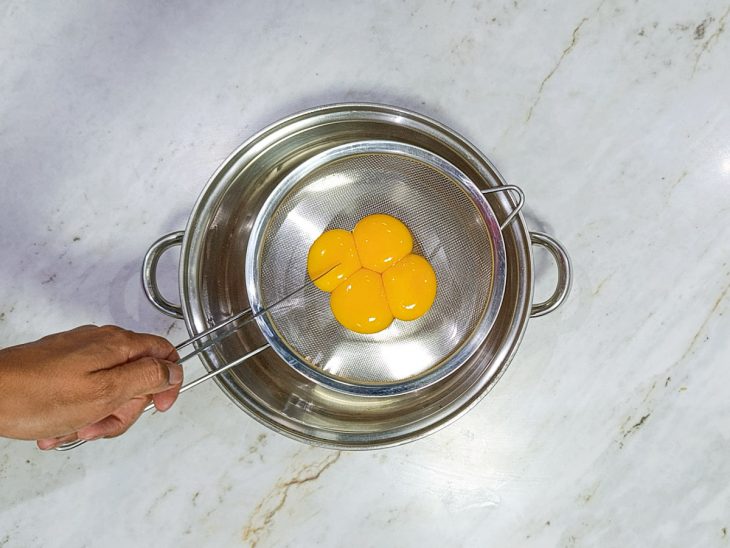 Gemas peneiradas na panela.