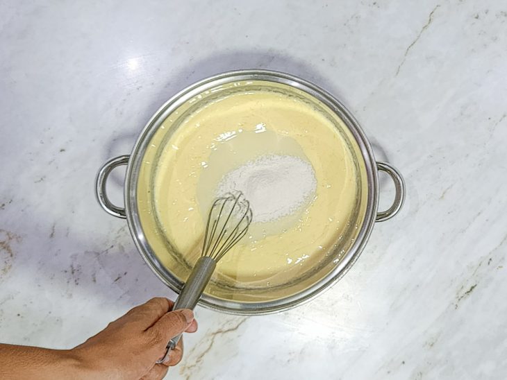 Leite condensado e farinha de trigo misturadas.