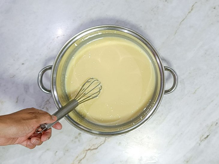 Mistura fervendo em fogo baixo.