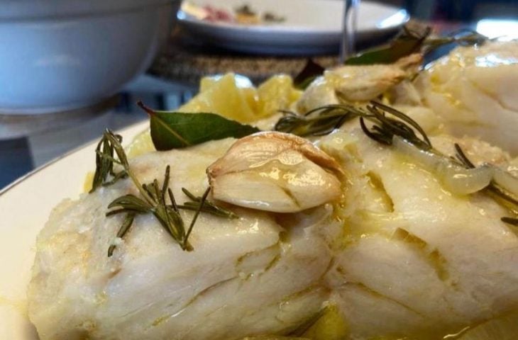 Bacalhau ao forno com alho e alecrim