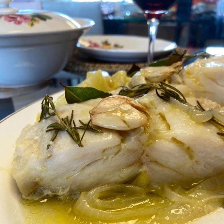 Bacalhau ao forno com alho e alecrim