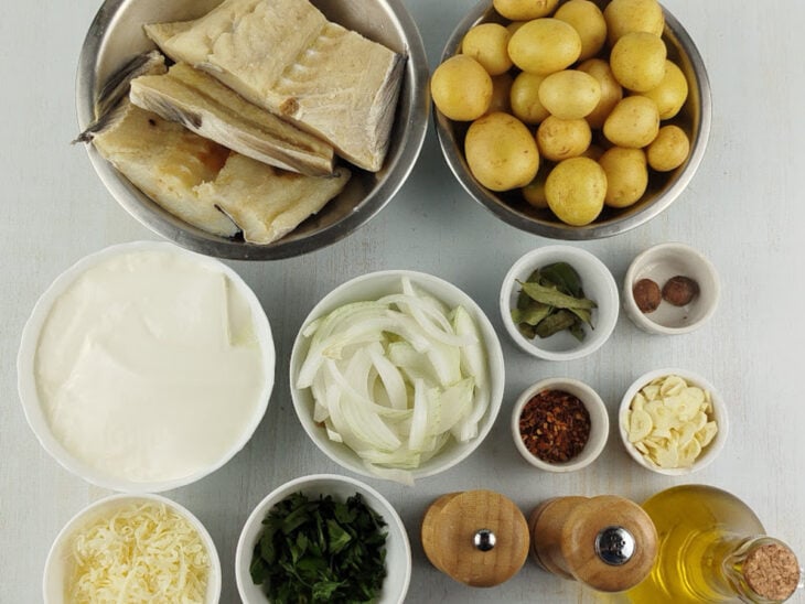 Ingredientes reunidos na bancada.