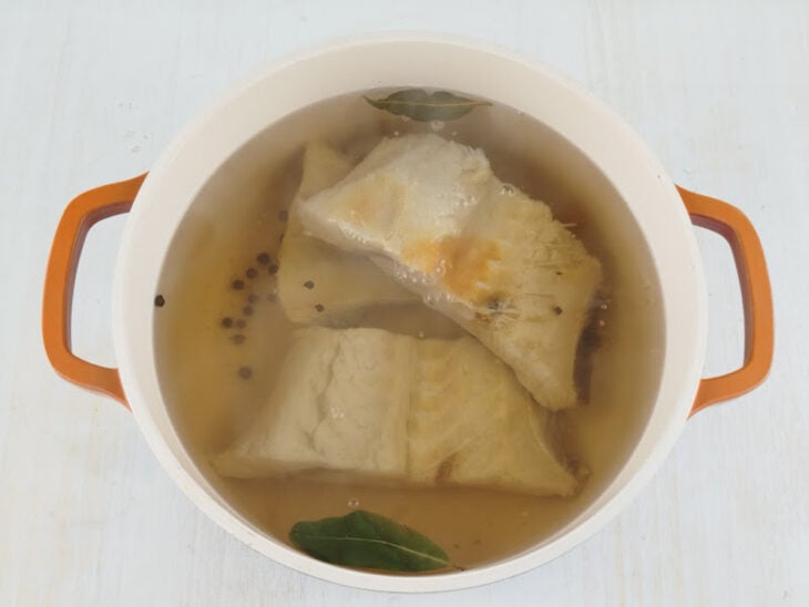 Bacalhau adicionado à água fervendo.