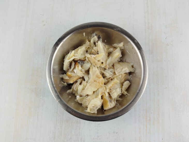 Bacalhau desfiado em uma tigela.