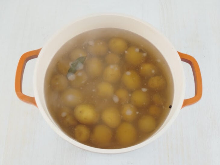 Batatas cozinhando na panela com água.