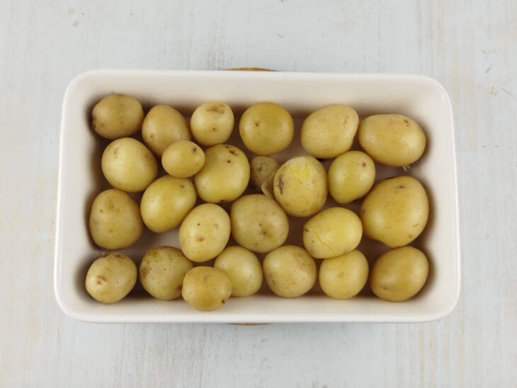 Batatas transferidas para travessa.