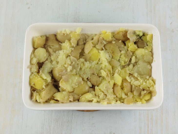 Batatas amassadas grosseiramente no refratário.