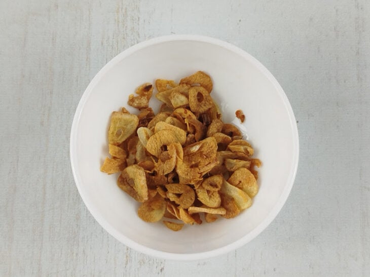 Alho em lâminas bem fritinho e reservado.