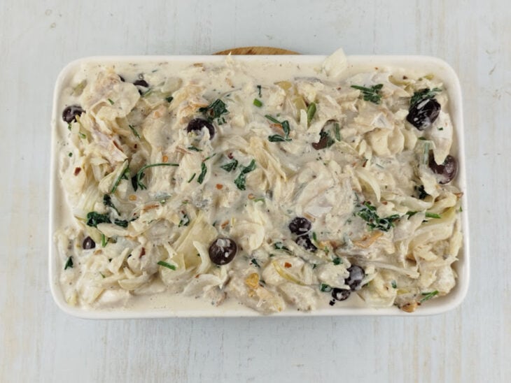 Bacalhau despejado sobre as batatas no refratário.