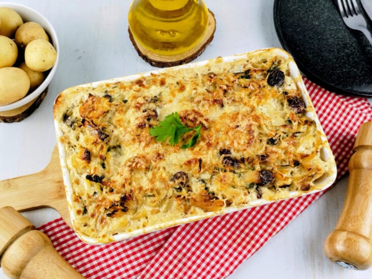 Bacalhau gratinado após sair do forno.