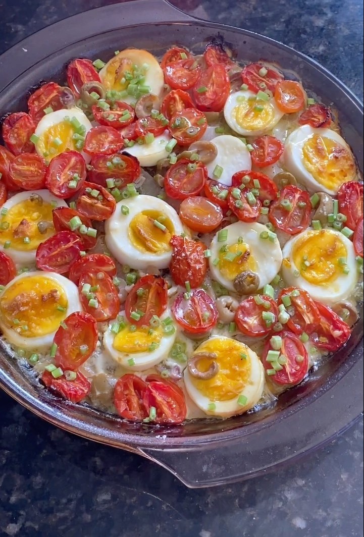Bacalhau assado com ovos e tomatinhos