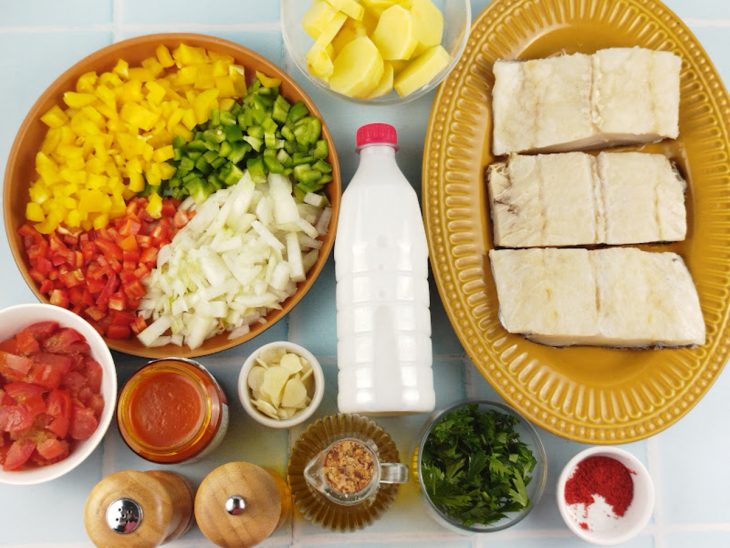 Ingredientes organizados na bancada antes do preparo.