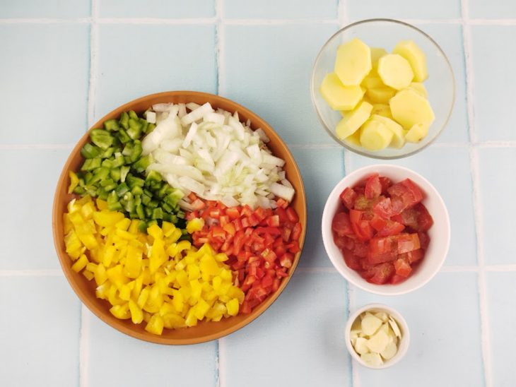 Legumes picados e batatas cortadas em rodelas médias.