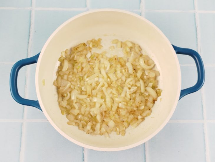 Cebola dourando no azeite dentro da panela.