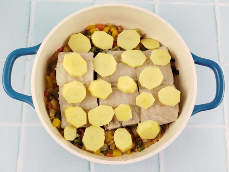 Rodelas de batata formando uma camada uniforme.